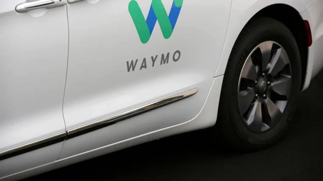 Kimse bunu öngörmemişti! Sürücüsüz araçlar bir anda yolda durup trafiği kilitledi, nedeni firmayı bile şaşırttı 1